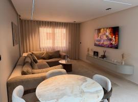 Luxe Appartement Haut Standing Nador Lagoon Rif，位于纳祖尔的带停车场的酒店