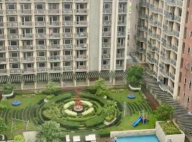 Condo Monarch Parksuites，位于Sampong的带泳池的酒店