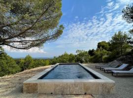 Luberon house with view，位于屈屈龙的酒店