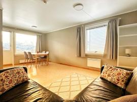 Bright & Cozy Apartment with Mountain View，位于Volda的酒店