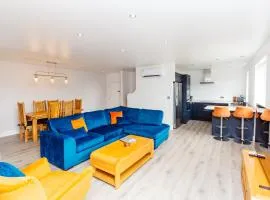 Bradleigh Down Holidays Apartment with Private Pool and Hot Tub