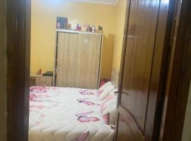 Calm & Cozy room in a shared Apartment located in Nzalet Cheikh very close to to Hammam Amine，位于Settat的酒店