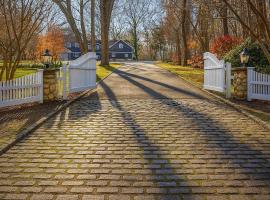 Luxury 7-Bedroom Villa with Pool in Glen Head，位于Glen Head的酒店