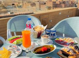 Golden Pyramids Crown，位于开罗的Spa酒店