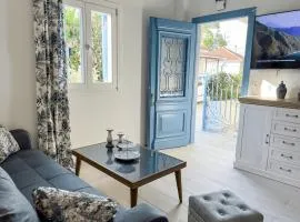 Reginas Studios & Apartments- Blue Flower apartment