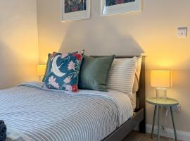 The Studio Retreat - 2 bed flat, sleeps 4 - Brampton Town Centre, Hadrians Wall，位于布兰普顿的酒店