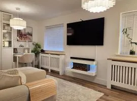 Modern 3-Bed New Build with Free Parking & VAT Invoices - Contractors Welcome