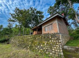 Enjoy Sunrise Pacitan Private Cabin，位于Tamperan的露营地
