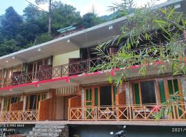 Hotel O Kamal Guest House Tirthan，位于本贾尔的酒店