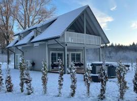 Namelis ant ežero kranto "Giliaus Elingas"，位于Tytuvėnai的带热水浴缸的酒店