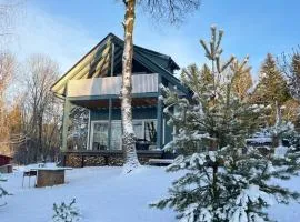 Namelis ant ežero kranto "Mėlynas namelis"