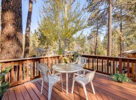 5 Mi to Mountain High Resort Home with Gaming Area，位于赖特伍德的酒店