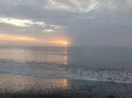 Villa avec piscine et pieds dans l'eau