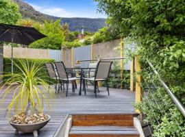 Luxury Spa Villa - Mountain Views Right in Town!，位于霍尔斯加普的酒店