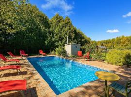 10 Acre Farmhouse with Pool + 5 Bedrooms/3 Baths，位于East Gwillimbury的酒店