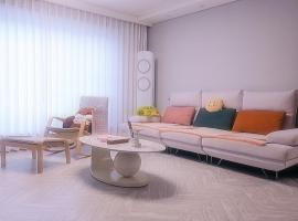 Pine-tree Stay, KTX station nearby, 3 rooms, 2 bathrooms, Hotel style bed 4, Rooftop barbecue, Kids room, Retro arcade, Board games，位于Ch'ŏngnyong的酒店