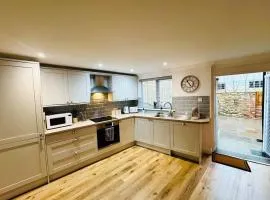 NEW Central Ryde Retreat, Melville Duplex, short walk to Beach Sleeps 6