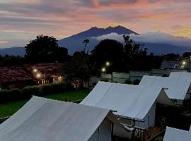 D Royale Tapos Resort Bogor，位于Tapos的酒店