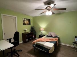 House near University of Waterloo, Perimeter Institute, Wilfred Laurier University，位于滑铁卢的酒店