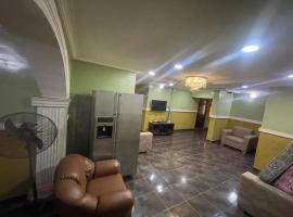 Affordable 4 bedrooms apartment with 2 seating rooms and 5 baths in Tree of Life Redemption city，位于Mowe的酒店