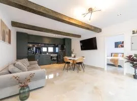 Zuri-Spacious 2BR Private House near Brasov with Parking,Ideal for Families Couples