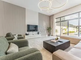 Bright Villa with Breathtaking Sea Views, Assistant Room, and Private Pool - Al Dana Island, Fujairah by Deluxe Holiday Homes