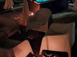 AgliChalet Erbe Montane-Vasca idromassaggio privata condivisa tra i due chalet, con parcheggio privato e colonnina ricarica auto elettrica con supplemento，位于多莫多索拉的酒店