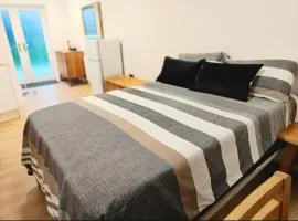 1 Bed LuxuryHouse- Sleeps 2- Garden Wifi Parking