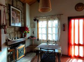 El Roserar Caba&ntilde;a de Madera y Caravana Vintage Parque Natural del Montseny，位于蒙塞尼的木屋