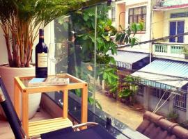 Dorm bed in the center with balcony and rooftop since 2026，位于芹苴的青旅