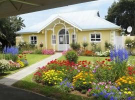 Villa Caylee Caribbean Estates - Ultra-Luxurious - Rimas Interiors Designs - Private Beachfront Escape - Premium serviced for 8 Guests，位于爱德华港的带停车场的酒店