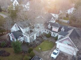 Gingerbread House Inn - We Are Open - Winter, Spring, Summer and Fall，位于沃尔夫维尔的酒店