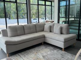 Glasshouse 2 - 2 bed house close to Chaloklum beach，位于恰洛克拉姆的酒店