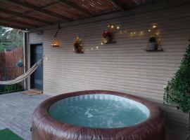 אצלנו בחצר - צימר למשפחות ולזוגות בדרום ים המלח，位于纳欧特哈基卡的自助式住宿