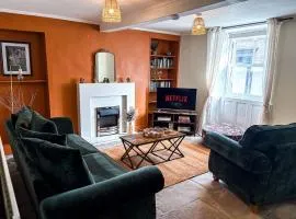 Bourne Cottage, Castleton, Sleeps 7, Family & Group Friendly