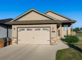 Spacious 4BR with King Suite - Garage - Netflix