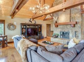 Hot Tub and Dock Deschutes River All-Season Retreat，位于三河的酒店