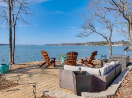 Dock and Serene Views, Lakefront Home in Chappells，位于Chappells的酒店