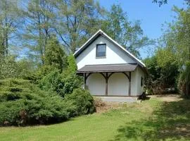 Erzgebirgs-Chalet am Bach mit Kachelofen