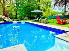 The Serenity Home Pool/Yoga/Game Room by the Lake，位于Port Credit的酒店