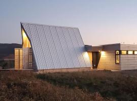 Cedar Peak - Design-Forward Barrier-Free Chalet，位于Grand-Etang的酒店