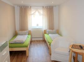 Doppelzimmer - Monteurswohnung - Arbeiterwohnung 4-8 Personen，位于Plaue的酒店