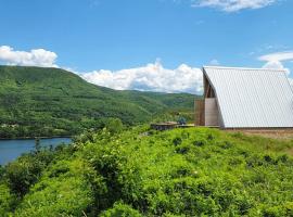 Cedar Peak - Design-Forward Barrier-Free Chalet，位于Grand-Etang的酒店