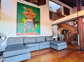 Luxury Mountain Chalet with Heated Pool，位于Mariana的酒店