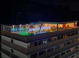 Howard Johnson by Wyndham Kota Kinabalu City Centre, formerly Hotel Shangri-La Kota Kinabalu，位于哥打京那巴鲁的带热水浴缸的酒店
