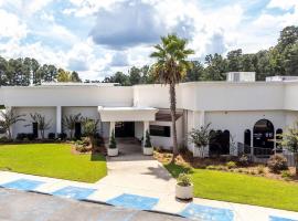 萨凡纳杨木套房酒店及会议中心，位于萨凡纳的酒店