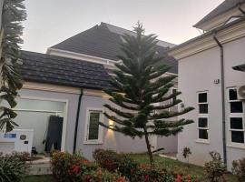 Premium 3 Bedroom Villa Upscale Alagbaka Area，位于阿库雷的酒店