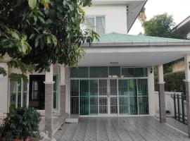 Charming 3-Bedroom House with Pool Near Lat Krabang Airport，位于Min Buri的酒店
