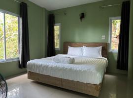Green House on the Hill Chaloklum，位于恰洛克拉姆的酒店
