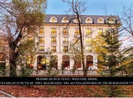 索菲亚努大酒店，位于拉姆尼库沃尔恰的带停车场的酒店